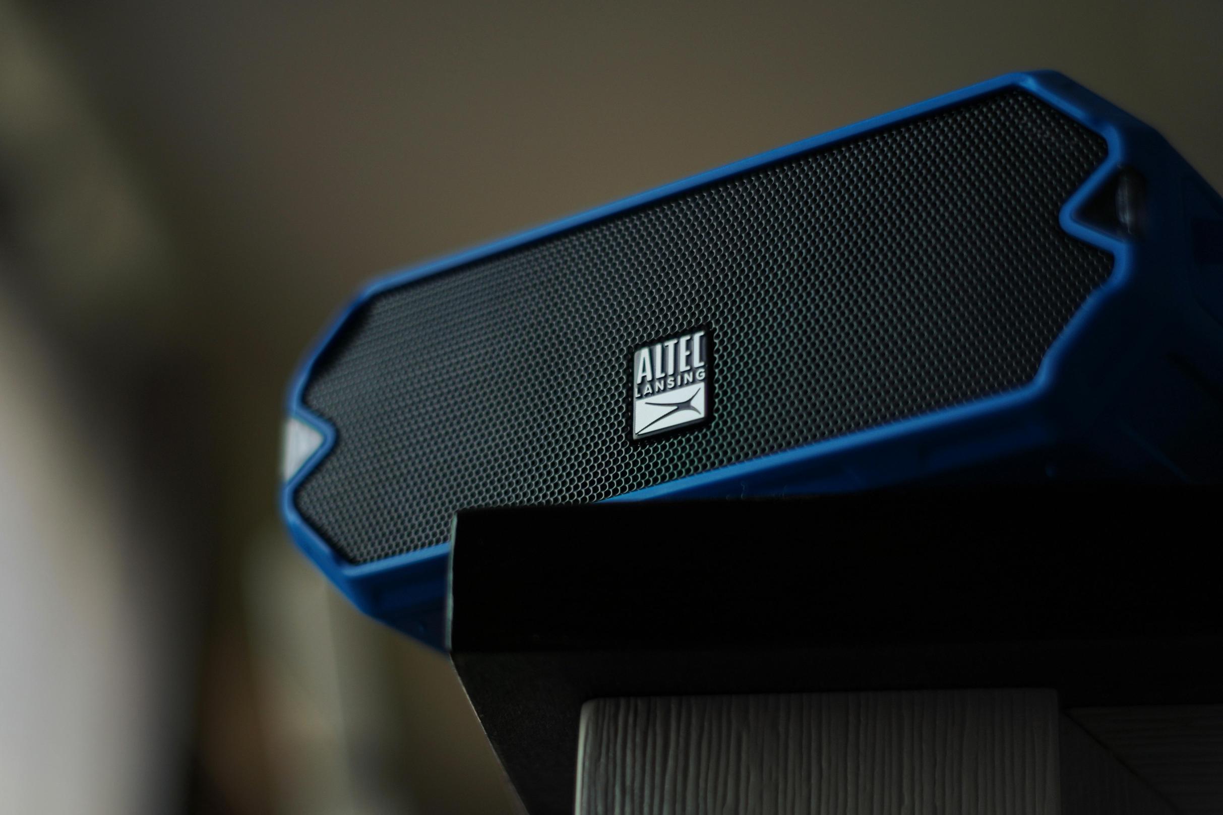 cómo restablecer el altavoz Altec Lansing